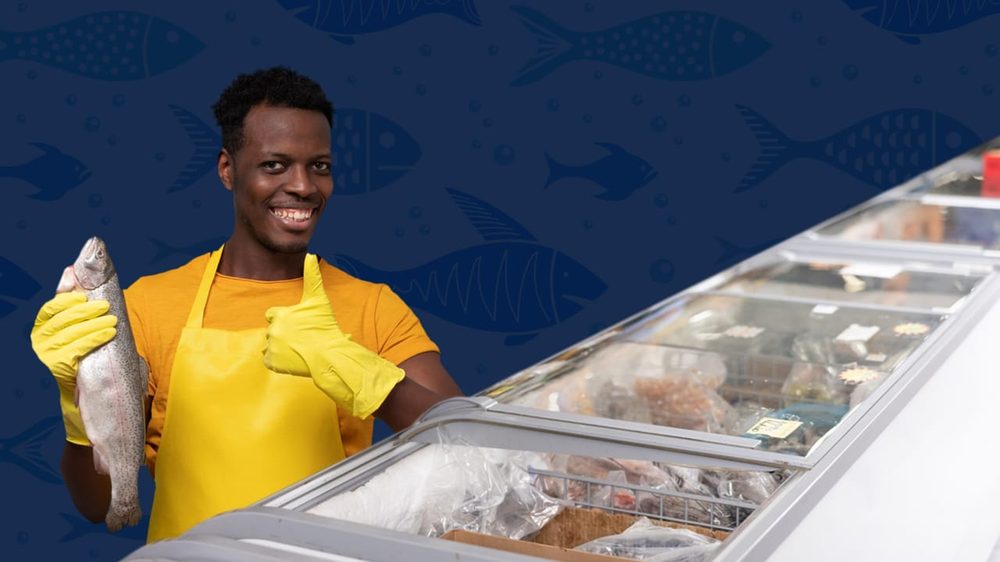 Poissonnier Aquapilo présentant un poisson frais